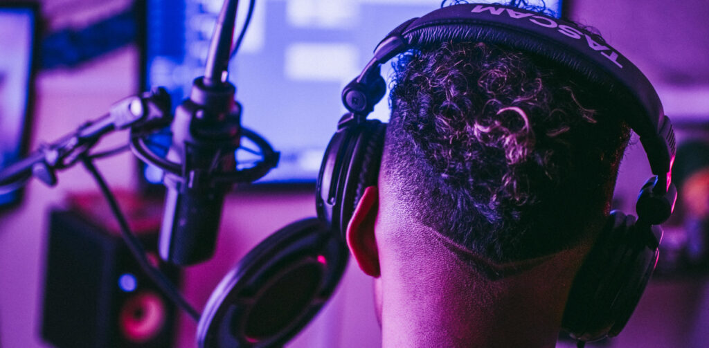 Jongen met koptelefoon volgt les muziek produceren in Utrecht