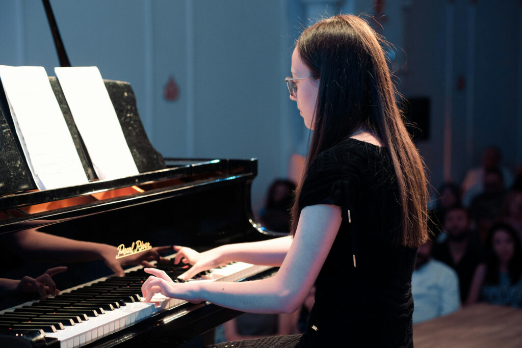 Meisje volgt Pianoles in Utrecht