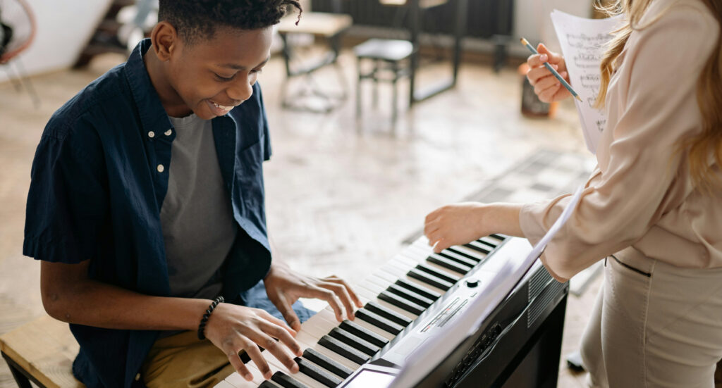 Jongen volgt pianoles in Utrecht